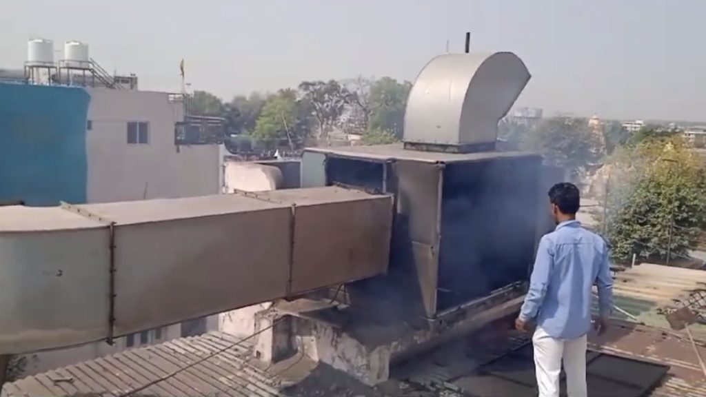 You are currently viewing महाकाल मंदिर के सामने रेस्टोरेंट मे लगी आग