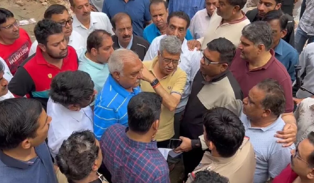 Read more about the article पूर्व मुख्यमंत्री Hooda के आगमन के बाद, मिस्क्रिएंट्स ने मध्यरात्रि में परिवार के पुराने घर को नष्ट किया, जानें आगे क्या हुआ…