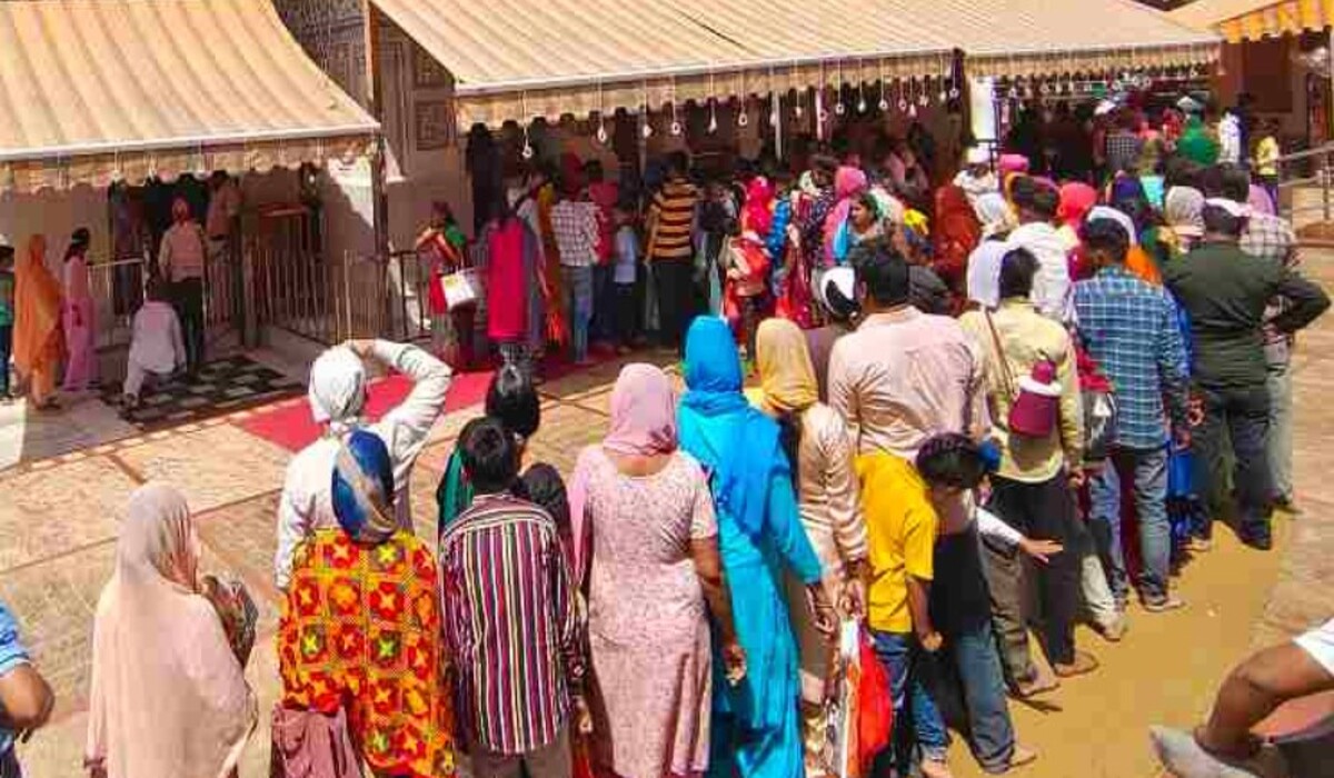 Read more about the article Hisar News: चैत्र नवरात्रि के अष्टमी के अवसर पर हिसार के देवी मंदिर में भारी भीड़