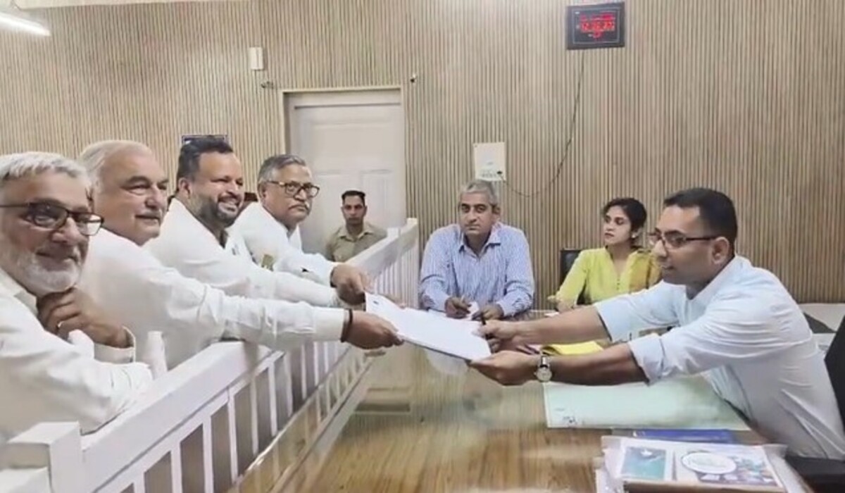 Read more about the article Ambala: Congress उम्मीदवार वरुण मुल्लाना ने नामांकन दाखिल किया, Hooda ने BJP के 400 प्लस नारे पर निशाना साधा