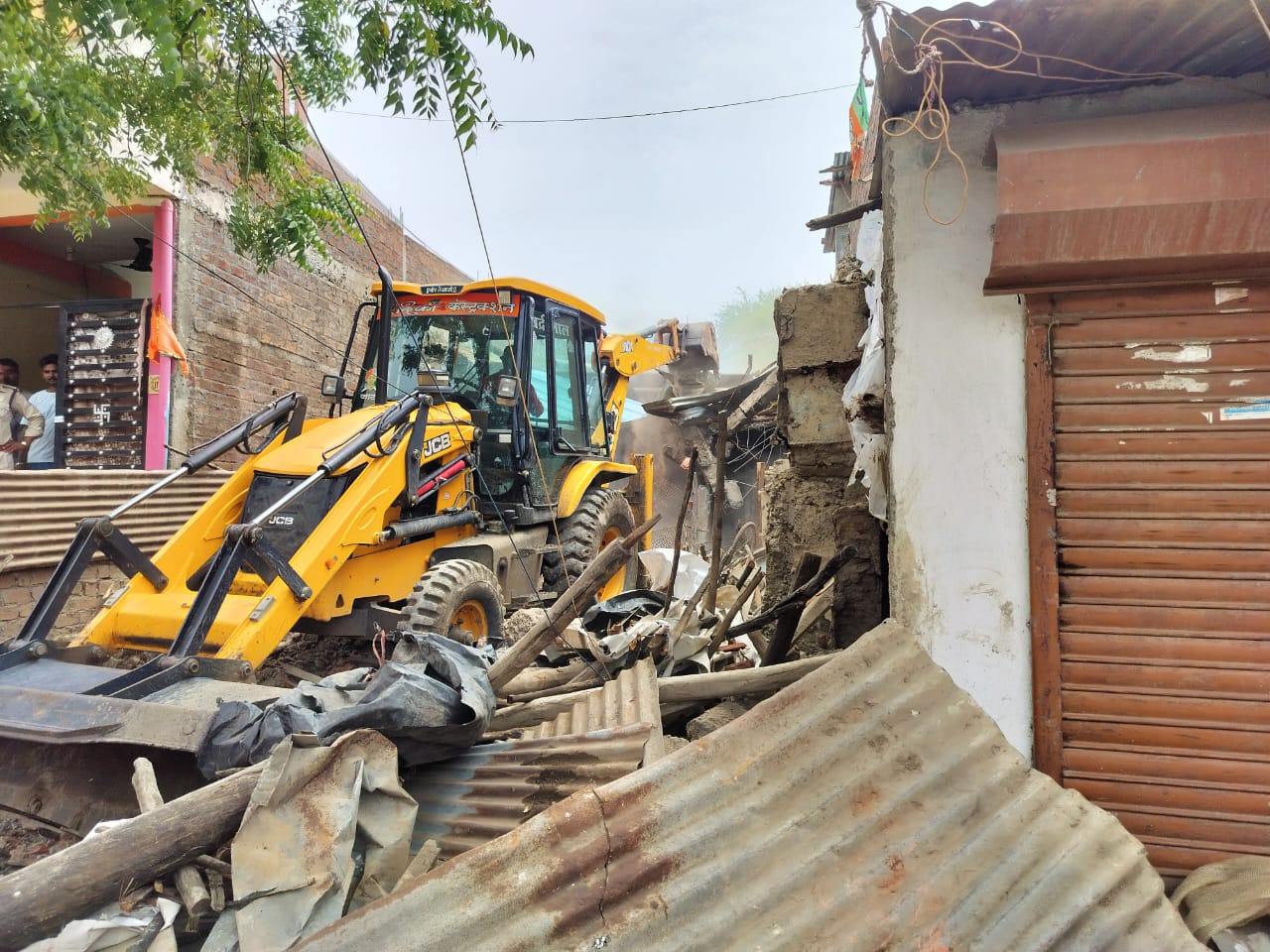 Read more about the article उज्जैन में गैंग रेप के आरोपी इमरान का मकान तोड़ा