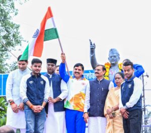 Read more about the article CM यादव ने की तिरंगा यात्रा की शुरुवात, फेहराया तिरंगा ; यात्रा से पहले CM ने लिया झूले का आनंद …