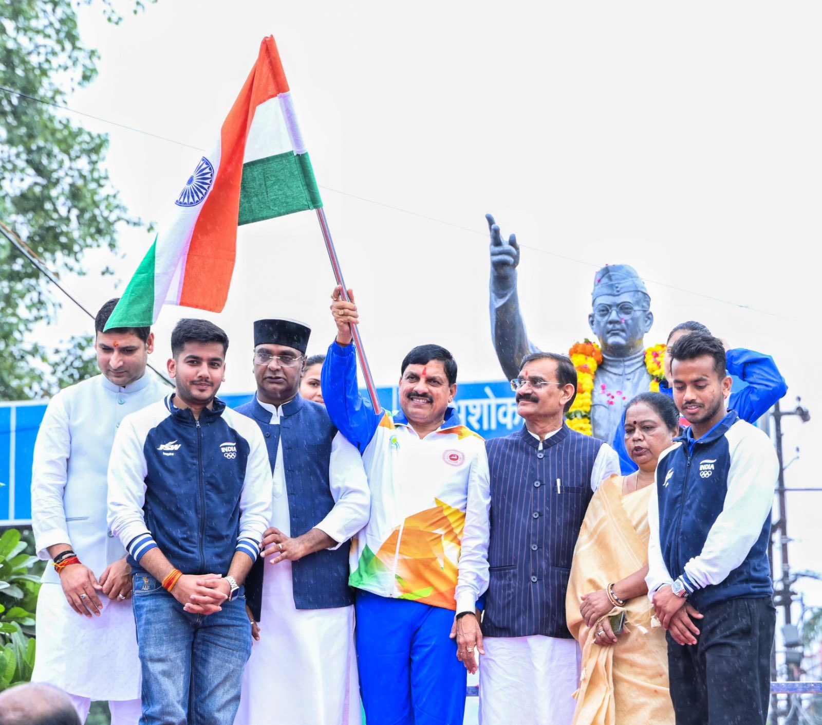 Read more about the article CM यादव ने की तिरंगा यात्रा की शुरुवात, फेहराया तिरंगा ; यात्रा से पहले CM ने लिया झूले का आनंद …