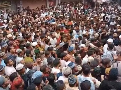 You are currently viewing छतरपुर में पुलिस पर भीड़ ने किया पथराव : TI समेत तीन पुलिसकर्मी घायल ; CM की चेतावनी के बाद पुलिस का बड़ा एक्शन …