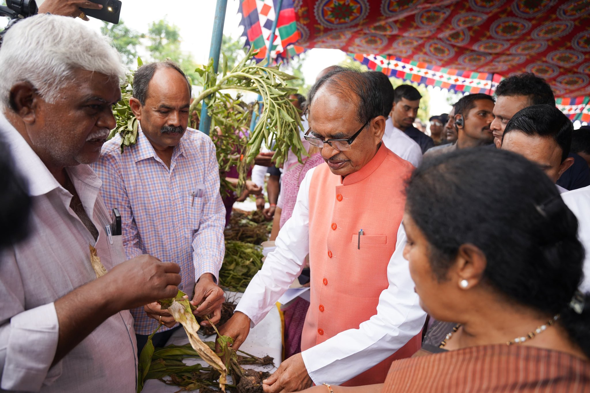 You are currently viewing केंद्रीय कृषि मंत्री शिवराज सिंह चौहान का आंध्र प्रदेश दौरा, बाढ़ प्रभावित इलाकों का लिया जायजा; बोले – किसानों की हर तरह से की जाएगी मदद