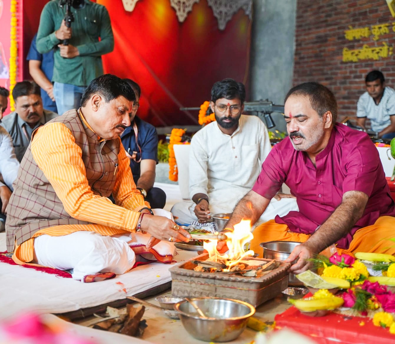 You are currently viewing मुख्यमंत्री डॉ. यादव ने विजयादशमी पर भोपाल स्थित निवास पर किया शस्त्र पूजन, इंदौर-महेश्वर में भी करेंगे शस्त्र-पूजन; विभिन्न दशहरा उत्सव कार्यक्रम में होंगे शामिल