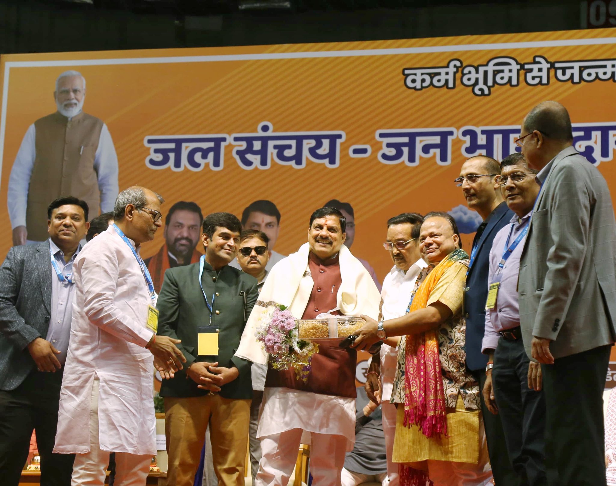 You are currently viewing गुजरात दौरे पर मुख्यमंत्री डॉ.यादव: सूरत में आयोजित “जल संचय” कार्यक्रम में हुए शामिल, बोले – देश की प्रमुख नदियों का मायका है मध्यप्रदेश