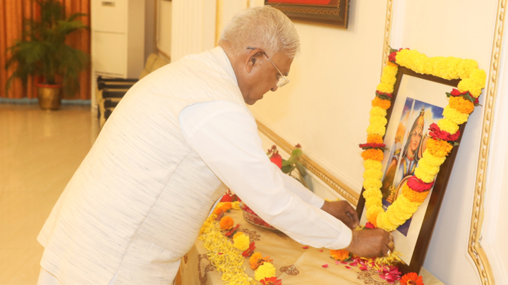 You are currently viewing वीरांगना रानी दुर्गावती की 500वीं जयंती आज, राज्यपाल मंगुभाई पटेल ने माल्यार्पण और पुष्प अर्पण कर किया नमन; रानी दुर्गावती ने अपनी मातृभूमि और आत्म-सम्मान की रक्षा के लिए दिया था अपने प्राणों का बलिदान