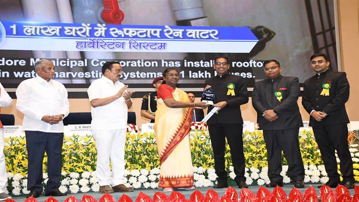 You are currently viewing No. 1 Indore: बेस्ट वाटर डिस्ट्रिक्ट का मिला अवॉर्ड, राष्ट्रपति द्रोपदी मुर्मु ने कलेक्टर को किया राष्ट्रीय जल पुरस्कार से सम्मानित