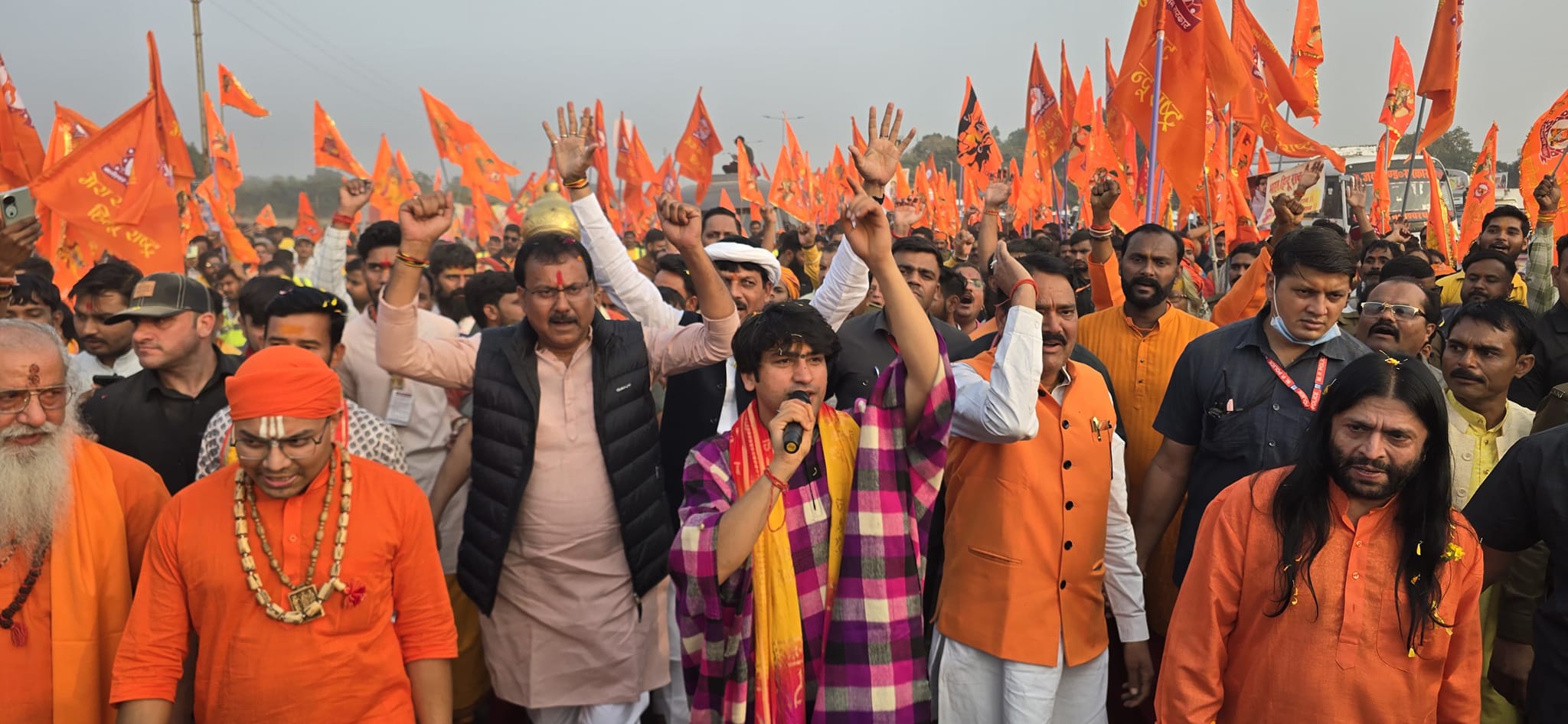 You are currently viewing ‘सनातन हिंदू एकता’ पदयात्रा का आज दूसरा दिन: पं. शास्त्री ने दिया यात्रा के विरोधियों को जवाब, बोले – “ठठरी के बंधे”