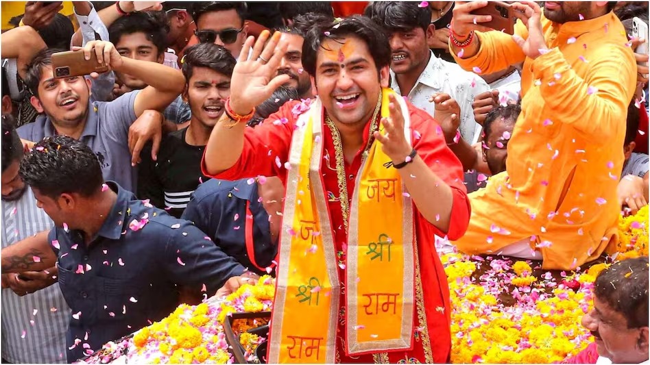 You are currently viewing ‘सनातन हिंदू एकता’ पदयात्रा: धीरेंद्र शास्त्री पर हुआ हमला, भीड़ में से किसी ने बाबा के चेहरे पर फेंका मोबाइल Video