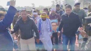 Read more about the article  “झोपड़ी वाले विधायक” गिरफ्तार! रतलाम के नेहरू स्टेडियम में धरना दे रहे कमलेश्वर डोडियार, पुलिस ने 15 समर्थकों के साथ लिया हिरासत में