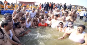 Read more about the article योगी आदित्यनाथ का महाकुंभ दौरा: कैबिनेट बैठक में लिए बड़े फैसले, 54 मंत्रियों के साथ लगाई संगम में डुबकी; सामने आया VIDEO