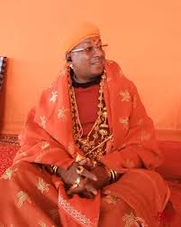 साधना या शो-ऑफ? महाकुंभ में छाए गोल्डन बाबा: रोजाना पहनते हैं लगभग 4 किलो सोने के आभूषण, बाबा के मोबाइल पर भी सोने का कवर