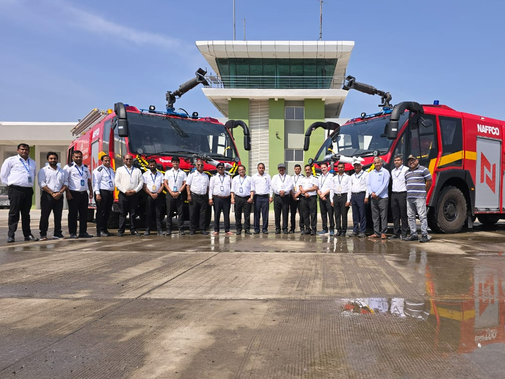 Read more about the article अब सुरक्षा होगी और मजबूत: 500 करोड़ के विस्तार के बाद डुमना एयरपोर्ट को मिली दो अत्याधुनिक फायर फाइटर वाहन, 85 मीटर दूर से बुझा सकते हैं आग!