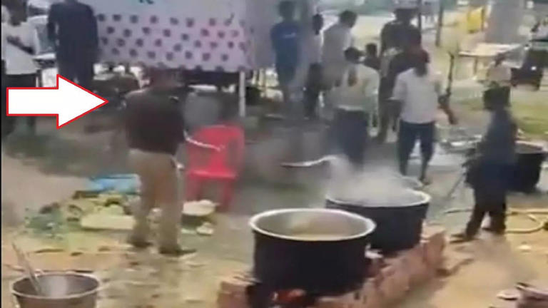 महाकुंभ में आस्था का अपमान? पुलिस की हरकत से मचा बवाल, भंडारे के प्रसाद में पुलिस अधिकारी ने डाली राख – वीडियो वायरल!