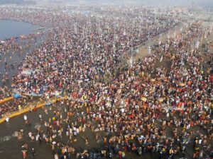 Read more about the article Mahakumbh 2025: आखिरी वीकेंड पर संगम तट पर उमड़ी श्रद्धालुओं की भीड़, 61.61 करोड़ भक्तों ने किया पुण्य स्नान; उत्तराखंड के राज्यपाल और ओडिशा के मुख्यमंत्री ने संगम में आस्था की डुबकी लगाई