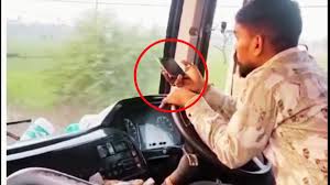 Read more about the article Shocking Incident! जबलपुर में मौत से खेलता ड्राइवर! चलती बस में स्टेयरिंग छोड़ देख रहा था ReeL; वीडियो वायरल होने के बाद प्रशासन में मचा हड़कंप!