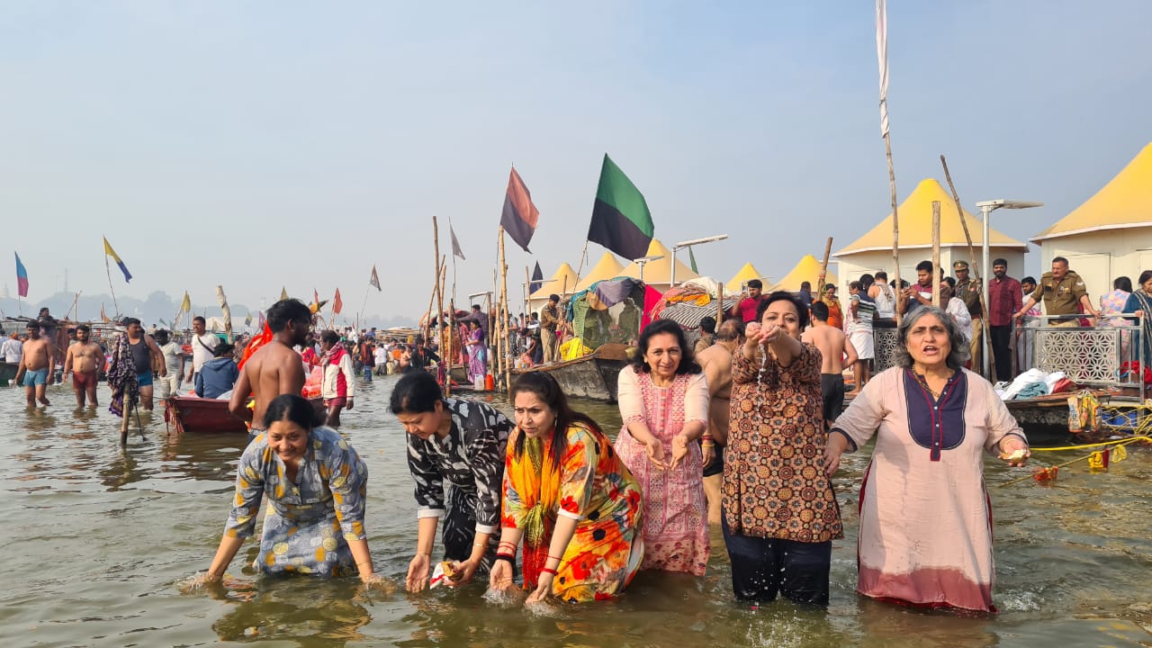 “महाकुंभ” पर सियासी संग्राम! ममता बनर्जी के ‘मृत्यु कुंभ’ बयान से BJP भड़की, बोली- “ममता बनर्जी सिर्फ राजनीति कर रही हैं”; अब तक 55.56 करोड़ श्रद्धालुओं ने किया स्नान