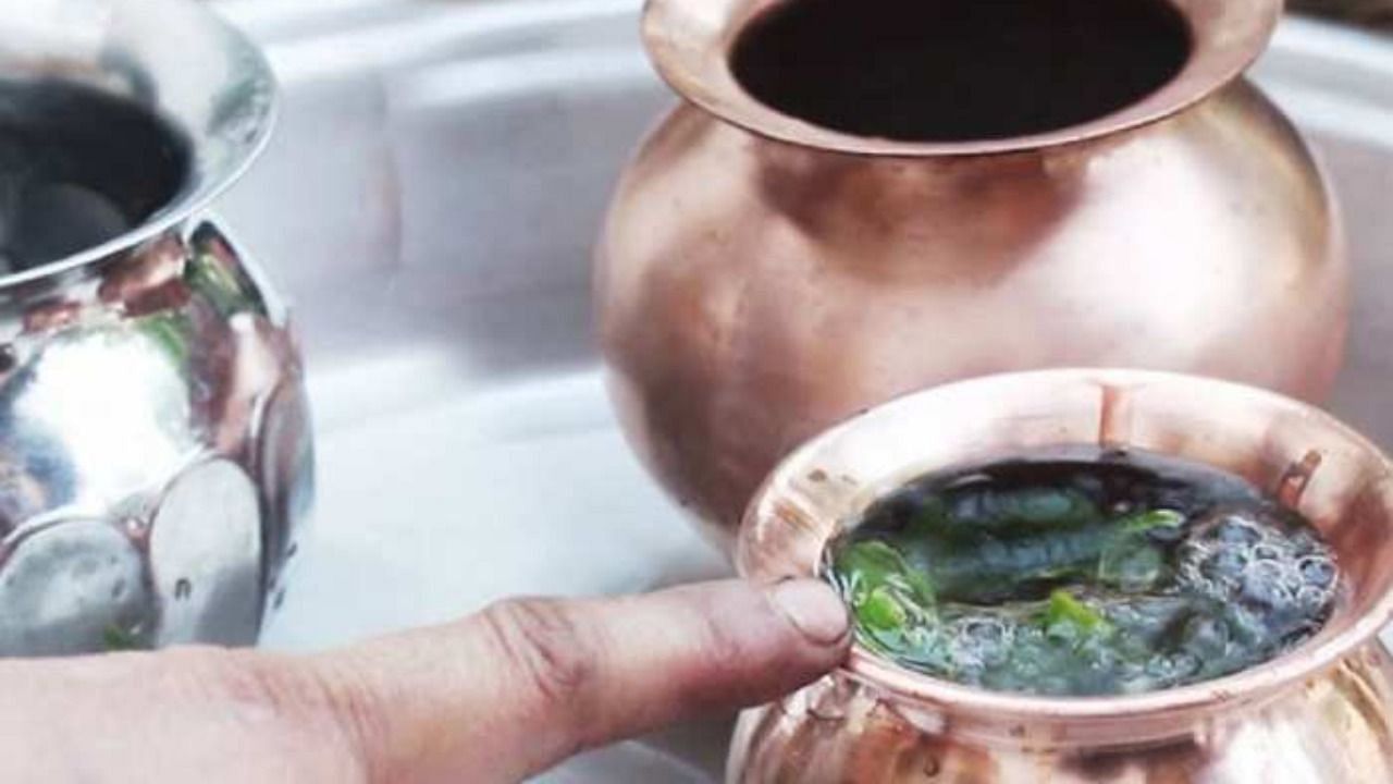 Read more about the article गंगाजल और काशी: पवित्रता, मोक्ष और परंपराओं का गूढ़ रहस्य! मोक्ष की नगरी काशी से गंगाजल बाहर ले जाना अशुभ क्यों?