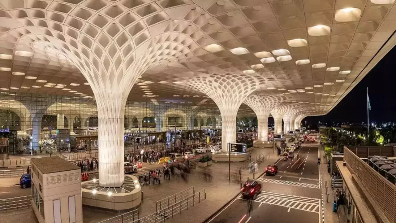 Read more about the article मुंबई एयरपोर्ट पर सोने की तस्करी का बड़ा खुलासा: अंडरगारमेंट्स में छिपाया 10 किलो सोना जब्त, 3 एयरपोर्ट स्टाफ गिरफ्तार; सोने की कुल कीमत 8.47 करोड़ रुपये