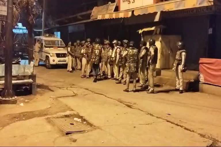 Read more about the article मध्यप्रदेश के बुरहानपुर में सोशल मीडिया पर धार्मिक टिप्पणी से बवाल, रातभर मचा हड़कंप; पुलिस ने सख्ती दिखाकर भीड़ को खदेड़ा