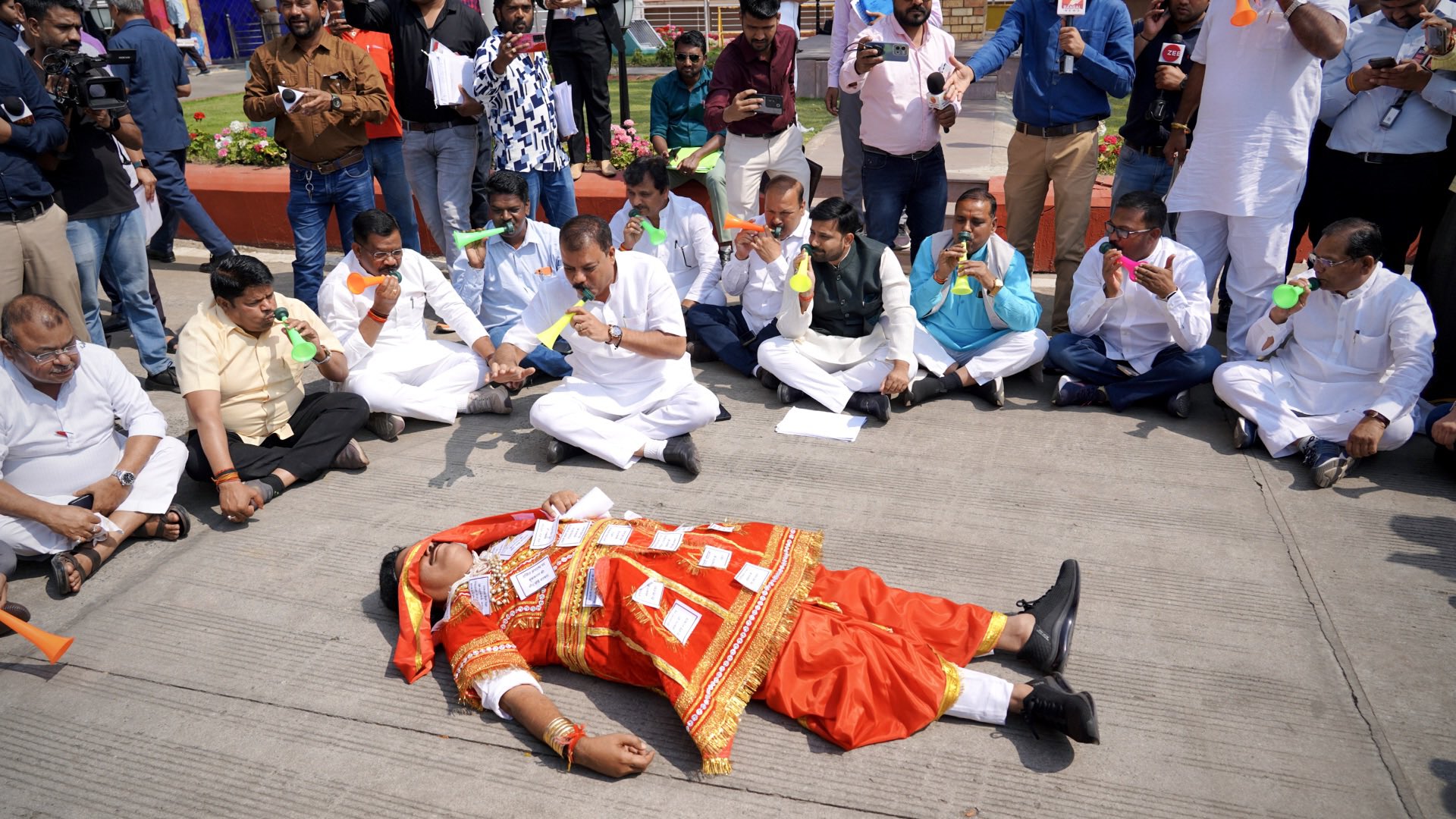 You are currently viewing MP Assembly 7th Day: ‘कुंभकरण’ बने कांग्रेस विधायक दिनेश जैन बोस, सड़क पर लेटकर किया विरोध; मंत्री विश्वास सारंग बोले – “फोटो खिंचवाने के लिए कर रहे नाटक”