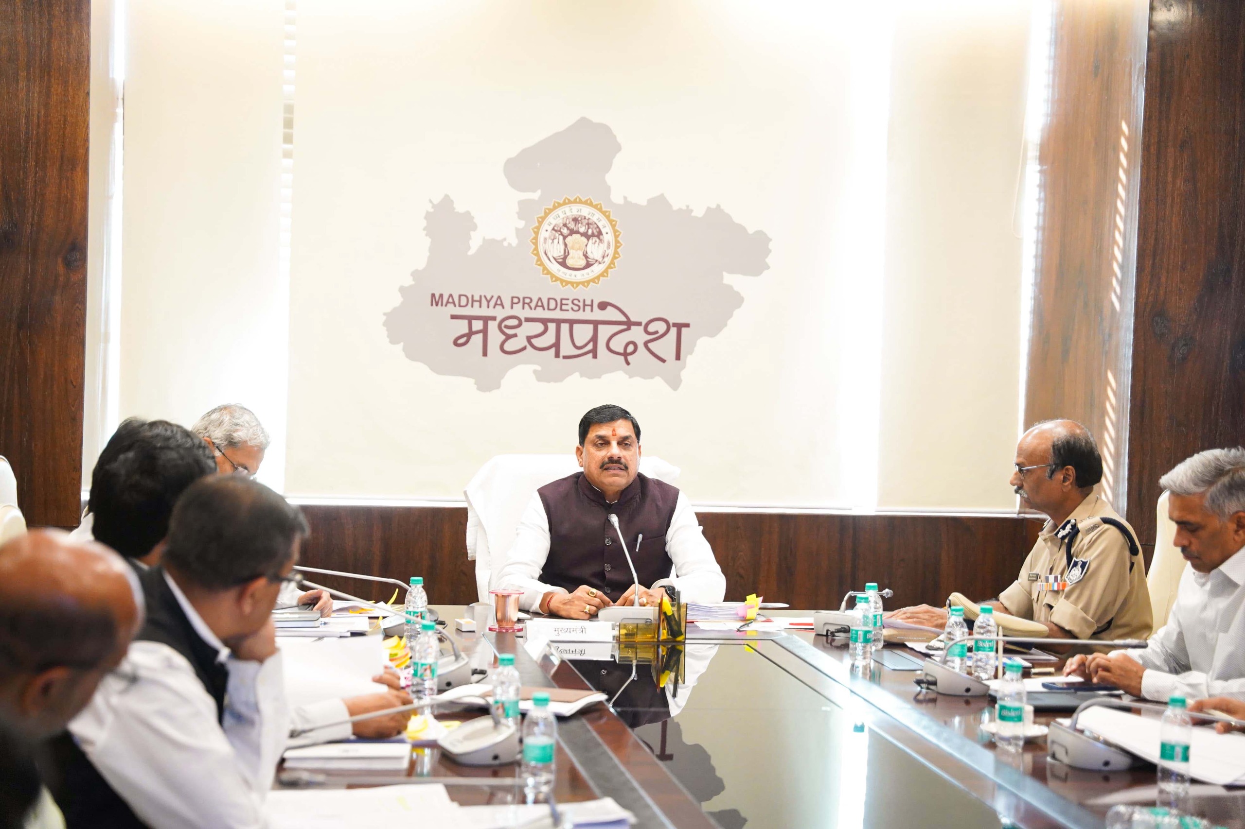 Read more about the article CM मोहन यादव का बड़ा एक्शन: मीटिंग में 4 अफसर सस्पेंड, FIR न करने पर TI और SDOP को नोटिस!