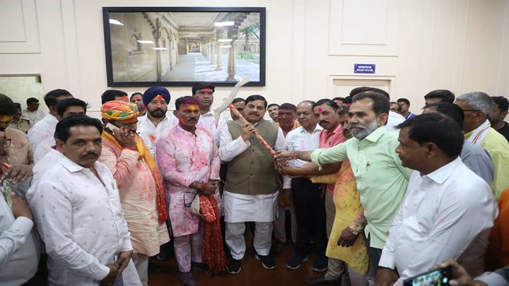 You are currently viewing किसानों की जीत! इंदौर-पीथमपुर इकॉनोमिक कॉरिडोर में 60% विकसित भूमि का मिलेगा आवंटन, किसानों ने मुख्यमंत्री डॉ. मोहन यादव का किया धन्यवाद