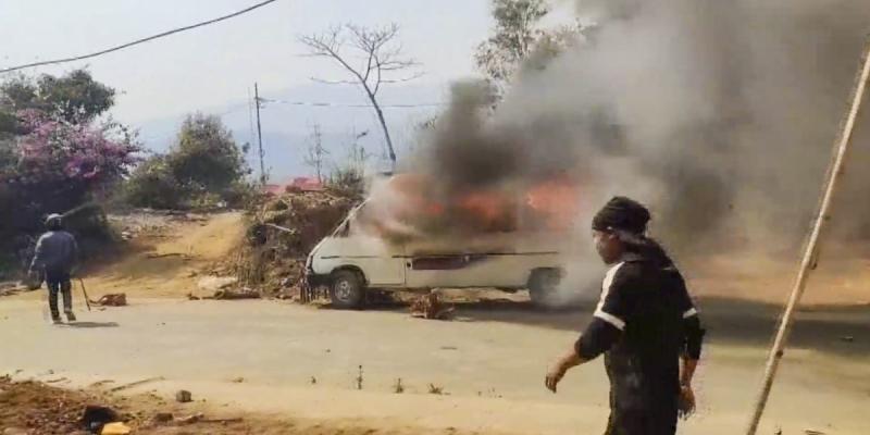 Read more about the article मणिपुर में उबाल: फ्री मूवमेंट के पहले दिन हिंसा, कुकी प्रदर्शनकारियों और सुरक्षाबलों के बीच भीषण झड़प; 40 घायल, 1 की मौत