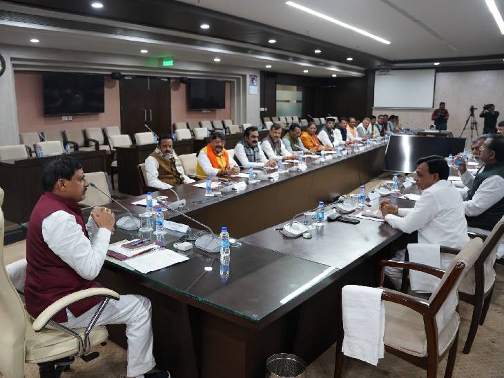 Read more about the article केबिनेट बैठक से पहले CM डॉ. यादव ने मंत्रियों को दिए निर्देश: मंत्रियों को विभागीय सचिवों संग समीक्षा बैठक के दिए आदेश, कहा – अनुपूरक बजट का 31 मार्च तक समुचित उपयोग सुनिश्चित करें