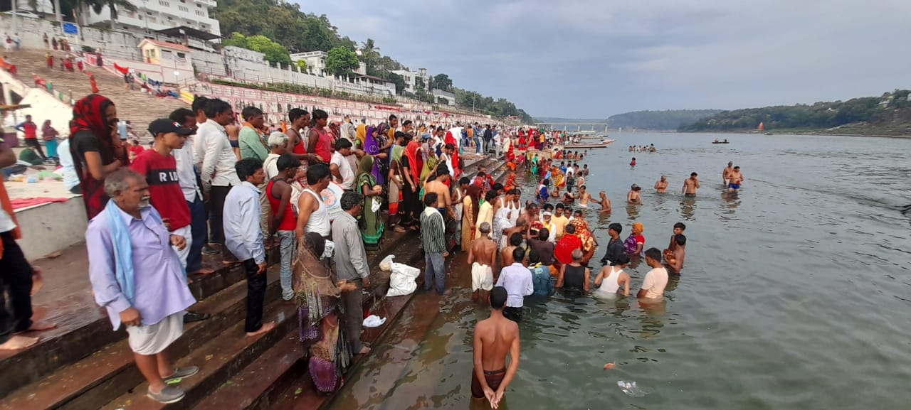 Read more about the article शनैश्चरी अमावस्या: आस्था, स्नान और मोक्ष की कामना के लिए उमड़ा जनसैलाब, उज्जैन-जबलपुर-नर्मदापुरम-ओंकारेश्वर में श्रद्धालुओं ने किया स्नान
