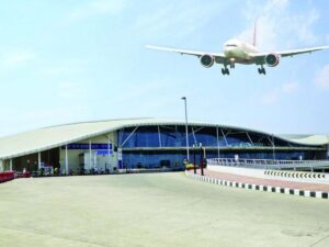 Read more about the article भोपाल से अब लंबी दूरी की अंतरराष्ट्रीय उड़ानें संभव: पहली बार बोइंग 777-300ER की हुई सफल लैंडिंग,17 घंटे बिना रुके उड़ान भरने की रखता है क्षमता; DGCA की अनुमति के बाद B-777 जैसी बड़ी उड़ानों का संचालन संभव