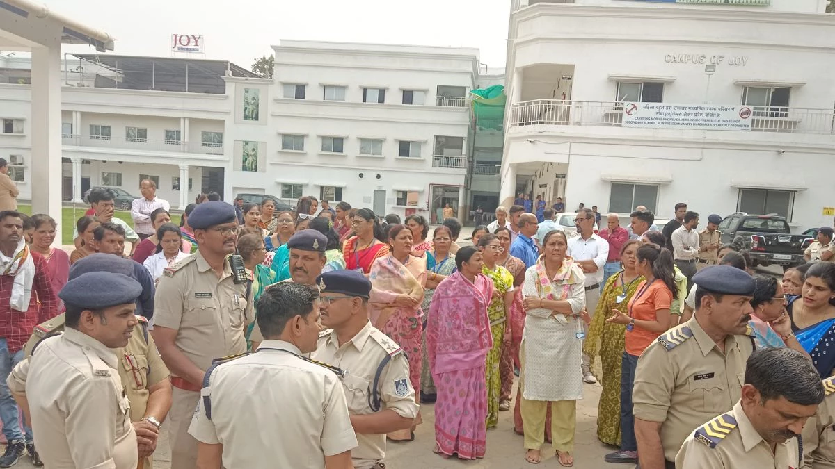 Read more about the article जबलपुर में धार्मिक विवाद के बाद बवाल: स्कूल संचालक के स्टेटस से भड़के हिंदू संगठन, स्कूल में तोड़फोड़, दीवारों पर कालिख पोती; ईसाई धर्मगुरु की पिटाई के बाद तनाव चरम पर