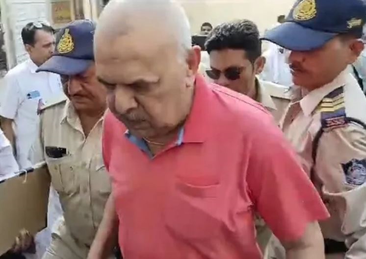 Read more about the article जबलपुर धर्मांतरण विवाद पर हिंसा: भगवान राम पर टिप्पणी से उभरा जन आक्रोश, केरल भाग रहे स्कूल संचालक को पुलिस ने पकड़ा