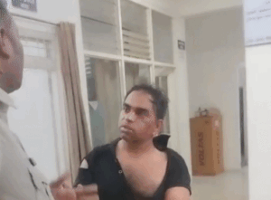 Read more about the article शहडोल में डॉक्टर और पुलिसकर्मी के बीच सड़क पर मारपीट, पत्नी के सामने डॉक्टर को पीटा; वीडियो वायरल होने के बाद पुलिस जांच में जुटी!