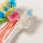 क्या आप भी पुराने टूथब्रश को कचरे में फेंक देते हैं? तो आप कर रहे हैं बड़ी गलती! जानिए कैसे यह छोटा सा ब्रश घर के बड़े-बड़े कामों में बन सकता है आपका स्मार्ट हेल्पर