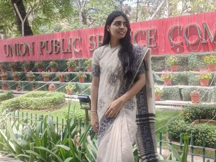 Read more about the article छोटे गांव की बेटी अंजली ने रचा इतिहास, पहले ही प्रयास में UPSC Indian Forest Service में देशभर में हासिल की 9वीं रैंक, बिना कोचिंग किया कमाल!