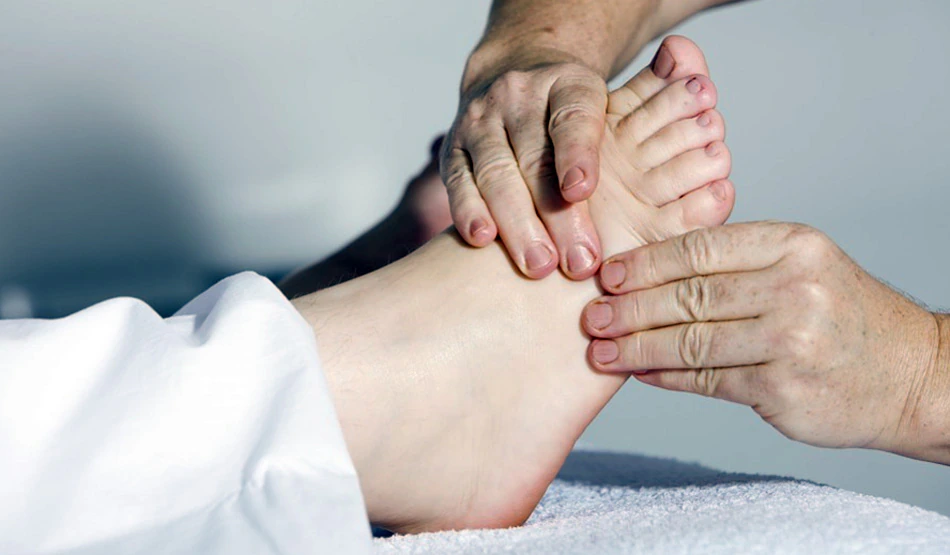 Read more about the article रुमेटाइड अर्थराइटिस: एक दर्दनाक सच्चाई, जो धीरे-धीरे जोड़ों को कर देती है जकड़न का शिकार – जानिए दर्द से राहत के घरेलू और आयुर्वेदिक उपाय