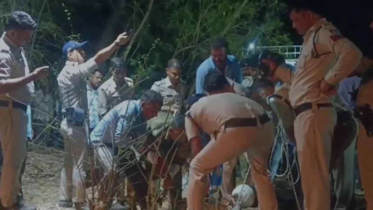 Read more about the article 25 फीट गहरी कुइया में गिरे बुजुर्ग, जिंदगी-मौत के बीच 10 घंटे तक करते रहे संघर्ष; प्रशासन की सूझबूझ ने बचाई जान!