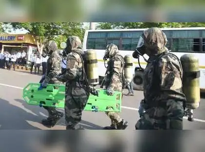 You are currently viewing भारत-पाकिस्तान के बीच युद्ध जैसे हालात, बॉर्डर से स्कूल-कॉलेज तक हाई अलर्ट: चंडीगढ़-अंबाला में एयर अटैक अलर्ट, जैसलमेर से गांव खाली कराए गए; गृहमंत्री ने ली बॉर्डर और एयरपोर्ट्स सिक्योरिटी की जानकारी