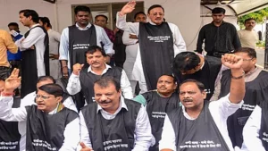 Read more about the article कर्नल सोफिया कुरैशी को ‘आतंकी की बहन’ बताने वाले मंत्री कोर्ट के घेरे में, सुप्रीम कोर्ट में सुनवाई आज: कांग्रेस विधायकों ने राजभवन के बाहर दिया धरना, मंत्री शाह की बर्खास्तगी की कर रहे मांग