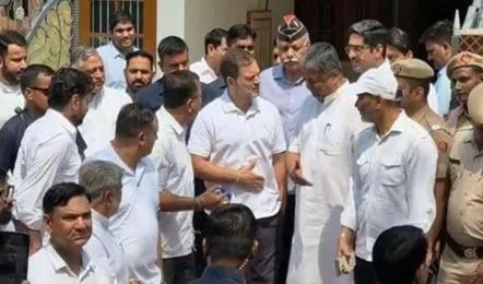 Read more about the article हलगाम आतंकी हमले में शहीद विनय नरवाल को श्रद्धांजलि देने पहुंचे राहुल गांधी, परिवार के साथ करीब 1 घंटे 35 मिनट तक की बातचीत; पहलगाम हमले में पत्नी के सामने मारे गए थे लेफ्टिनेंट विनय