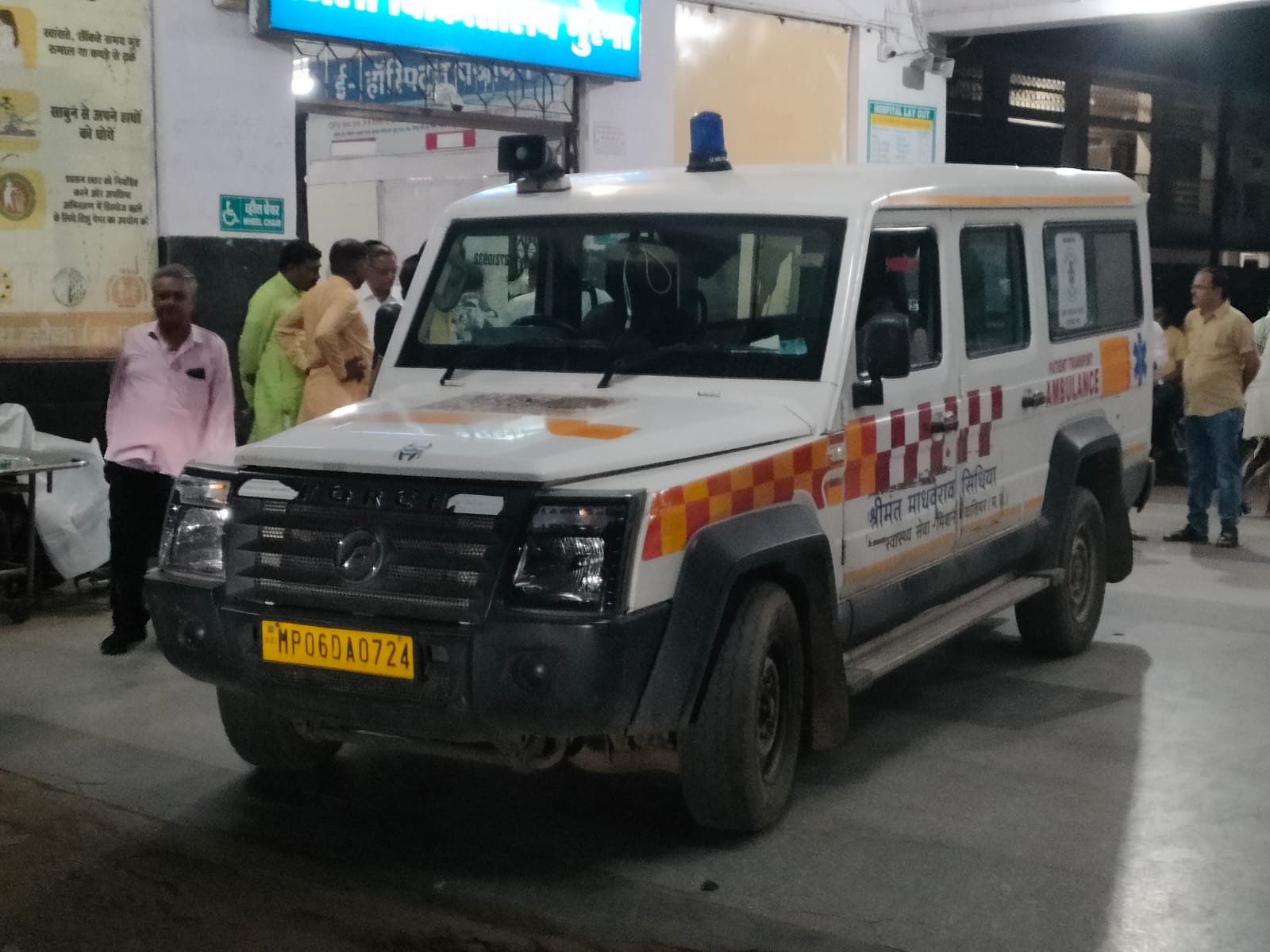 You are currently viewing तेज रफ्तार बस ने पूर्व मंत्री गिर्राज दंडोतिया की कार को मारी जोरदार टक्कर: पैर की हड्डी टूटी, गंभीर हालत में दिल्ली रेफर; बस चालक और कंडक्टर मौके से फरार