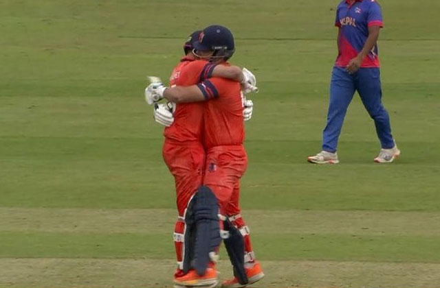 You are currently viewing तीन सुपर ओवर, एक रोमांचक इतिहास! नीदरलैंड्स ने नेपाल को हराकर रचा टी-20 क्रिकेट में नया रिकॉर्ड, तीसरे सुपर ओवर में छक्का मारकर दर्ज की ऐतिहासिक जीत!