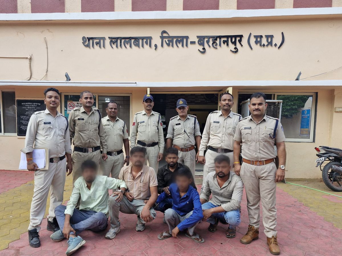 Read more about the article ATM में काली पट्टी लगाकर करते थे चोरी: यूपी का गैंग बुरहानपुर में गिरफ्तार, मोबाइल लोकेशन से पकड़े चोर; 25 हजार कैश, 7 मोबाइल, ब्लैक स्ट्रिप बरामद!