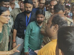 Read more about the article आष्टा में हिंदू नेता और महिला एसडीएम के बीच तीखी नोकझोंक, अभद्रता का वीडियो वायरल; अतिक्रमण विरोधी मुहिम के दौरान हुआ विवाद!