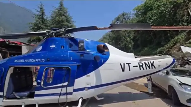 Read more about the article उत्तराखंड में एक महीने में तीसरी हेलिकॉप्टर दुर्घटना: रुद्रप्रयाग में हेलिकॉप्टर की सड़क पर करवाई इमरजेंसी लैंडिंग, बाल-बाल बचे 6 लोग!