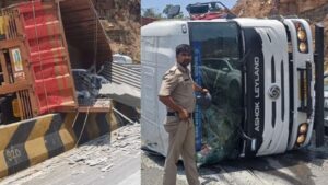 Read more about the article रीवा में भीषण हादसा: ऑटो पर पलटा बल्कर ट्रक,  2 बच्चों समेत 4 की मौत; ओवरटेक की कोशिश में हुआ हादसा!