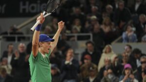 Read more about the article जोकोविच का फ्रेंच ओपन 2025 में 25वें ग्रैंड स्लैम का सपना टूटा, 23 साल के सिनर से सीधे सेटों में हार कर हुए भावुक – कहा ‘शायद यह मेरा आखिरी मैच था’